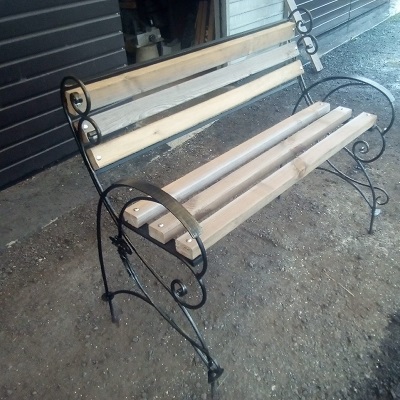 Садовая скамейка