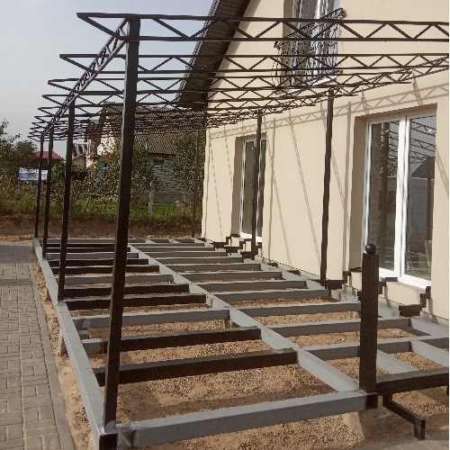 Терасса к дому с навесом