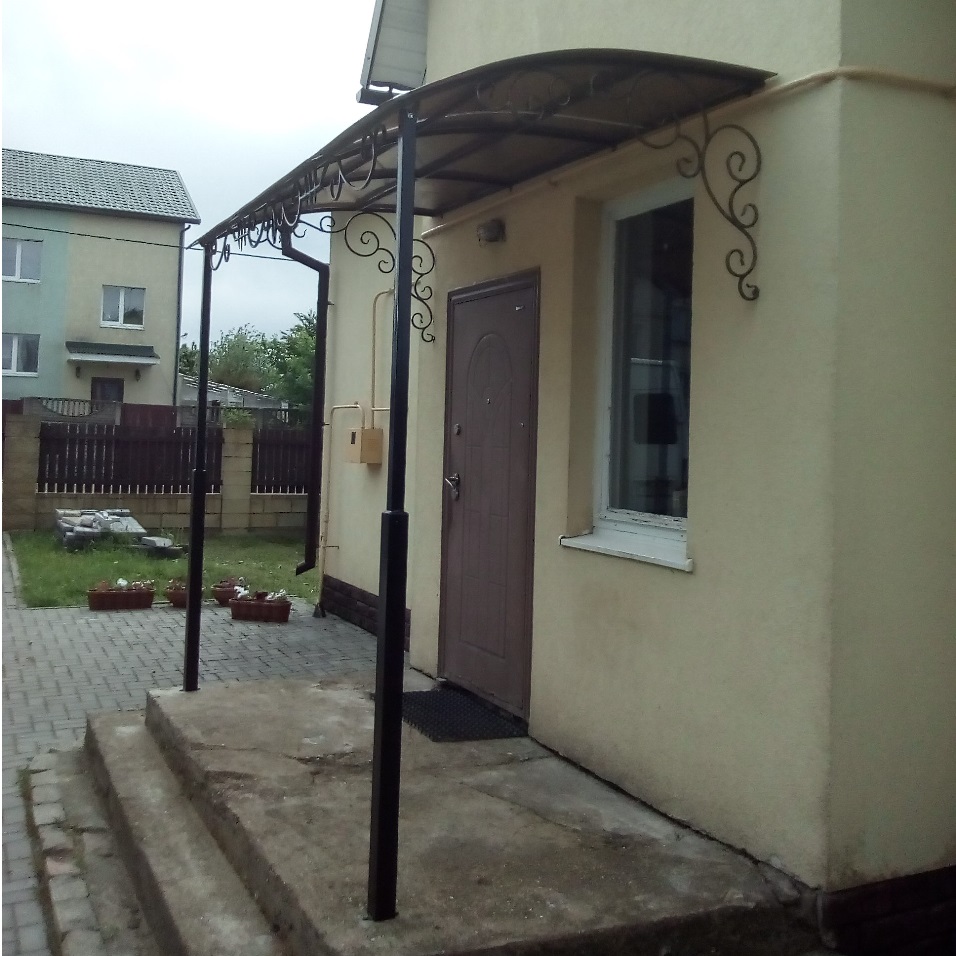 Козырек кованый над крыльцом с покрытием из поликарбоната 6мм - 8мм 5,2