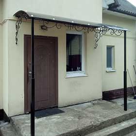 Козырек из поликарбоната, односкатный, кованый, на опорах