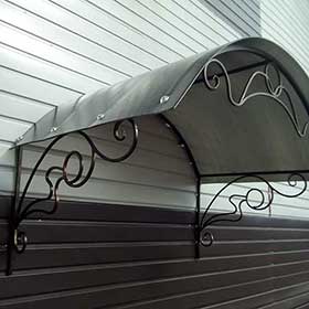 Козырек кованый из поликарбоната