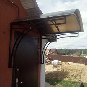 Козырек из поликарбоната на сварном каркасе