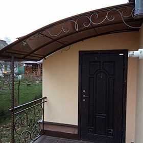 Козырек над крыльцом из поликарбоната
