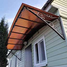 Козырек над крыльцом