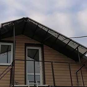 Козырек над балконом из монолитного поликарбоната