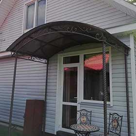 Козырек на опорах