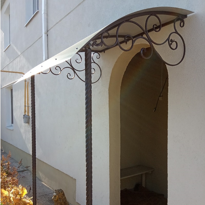 Козырек из металла на опорных столбиках 2,1