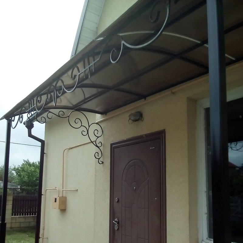 Козырек кованый над крыльцом с покрытием из поликарбоната 6мм - 8мм 5,4