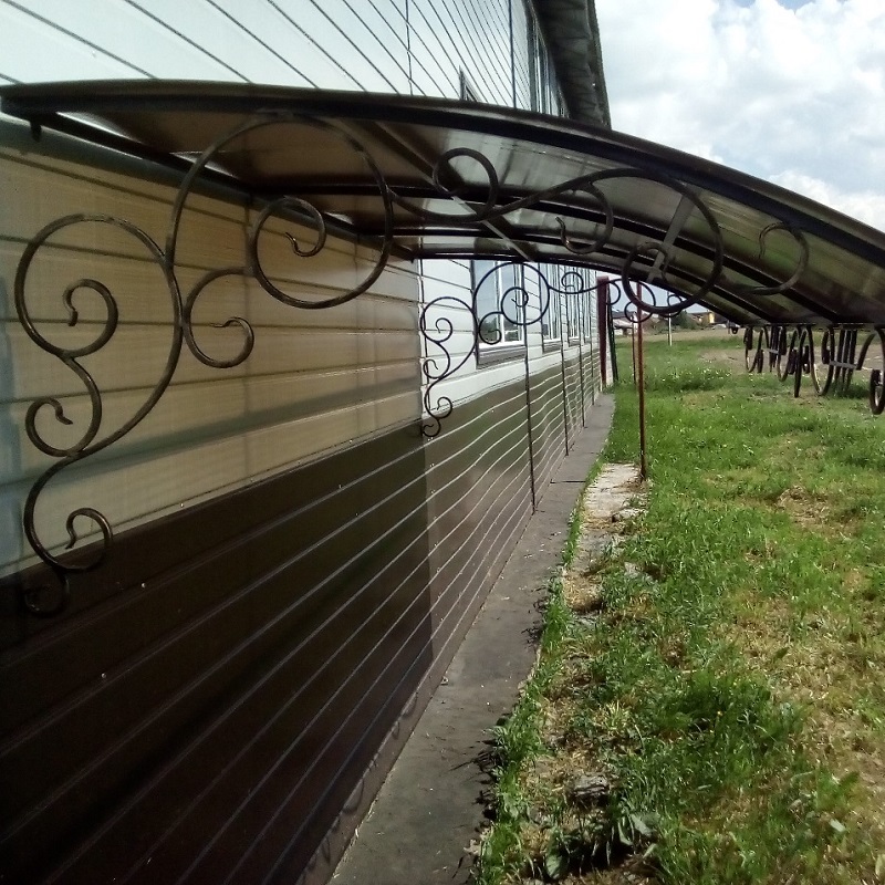 Козырек кованый над крыльцом с покрытием из поликарбоната 6мм - 8мм 5,5