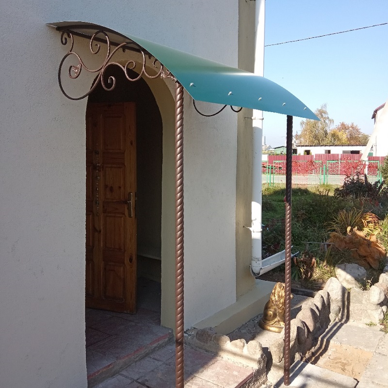 Козырек из металла на опорных столбиках 2,2