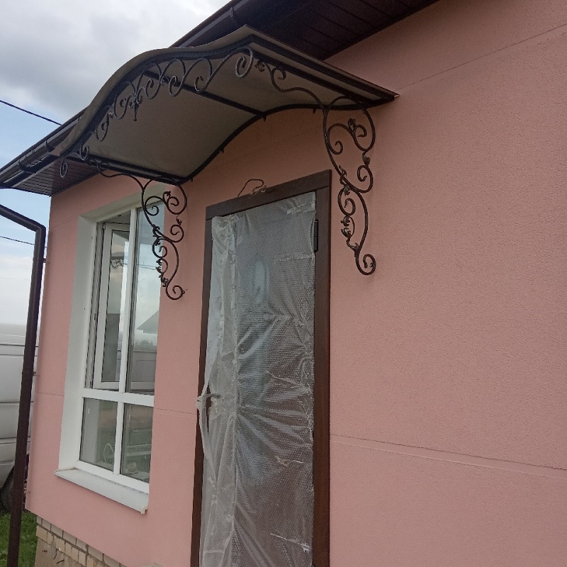 Козырек кованый над крыльцом с покрытием из оцинкованного металла 4,2