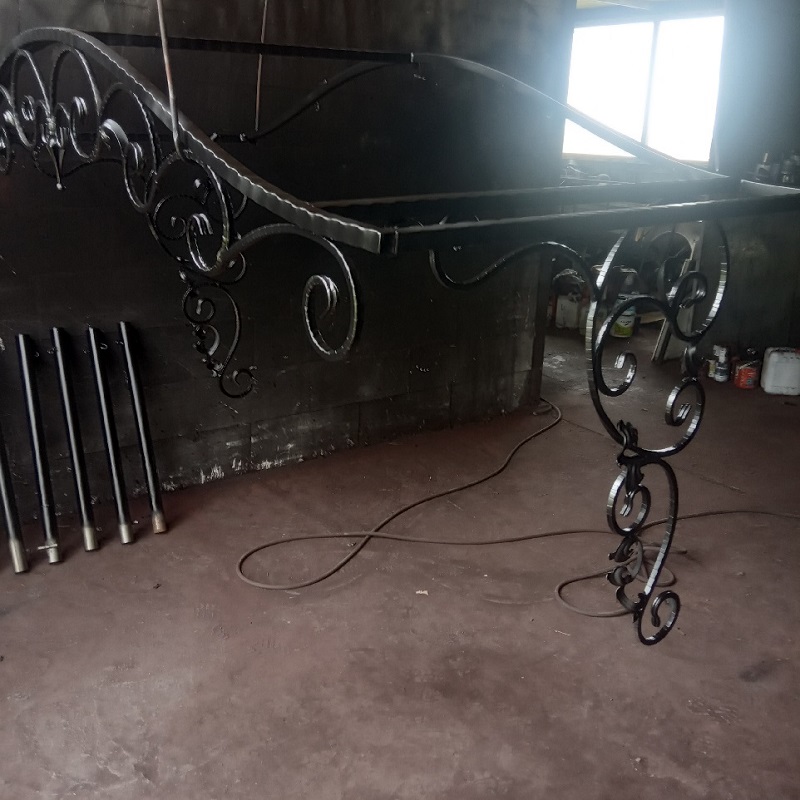 Козырек кованый над крыльцом с покрытием из оцинкованного металла 4,3