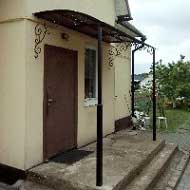 Козырек из поликарбоната на опорных столбиках