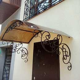 козырёк в форме арки с поликарбонатом