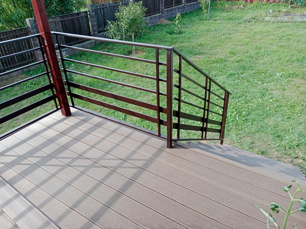 Терраса с лестницей