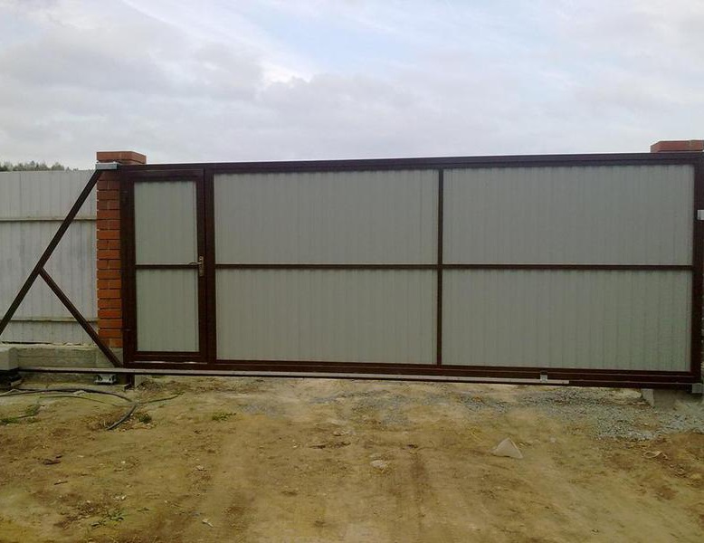 Ворота откатные с калиткой, зашивка профнастилом №19