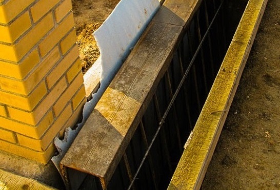 Бетонирование закладной для откатных ворот